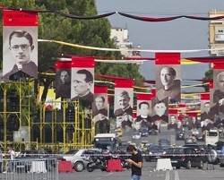 Fotografías en las calles de Tirana de los mártires católicos