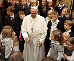 El Papa, junto con algunos niños de la familia Habsburgo