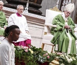 El Papa pide a los presos «no encerrarse en el pasado» y mirar al futuro, «todavía sin escribir»