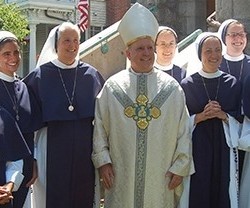 El arzobispo Aquila,de Denver, con las Sisters of Life - la Iglesia se esforzó contra la ley de suicidio asistido