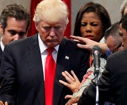 Líderes evangélicos oran sobre Donald Trump, en quien muchos votantes han visto un freno a la descristianización del país desde el poder.