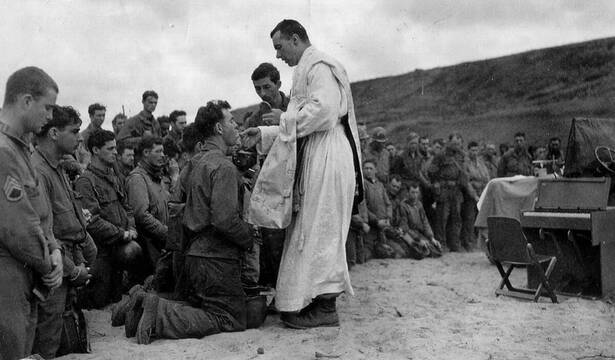 Capellanes en las trincheras: la heroicidad de seis sacerdotes que llevaron paz en cruentas guerras