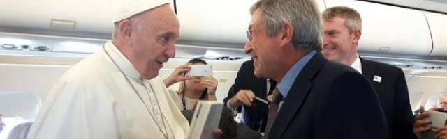 Juan Vicente Boo, el veterano vaticanista de ABC, entrega su libro El Papa de la Alegría a Francisco