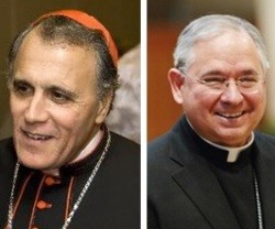 Daniel DiNardo, a la izquierda, y José Gómez, a la derecha, presidente y vicepresidente del episcopado de EEUU, a cargo de 70 millones de fieles