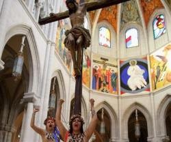 Asalto de activistas Femen, abortistas groseras, contra la catedral de la Almudena en Madrid