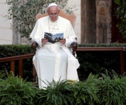 Francisco, en un acto en los Jardines Vaticanos, un espacio que tiene su simbolismo de armonía con Dios