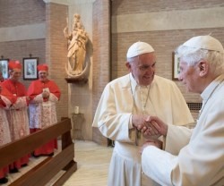 El Papa Francisco y el Papa emérito Benedicto XVI con los nuevos cardenales en la capilla del Monasterio