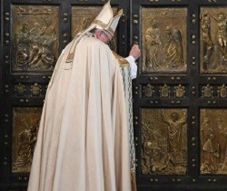 El Papa Francisco, cerrando la Puerta Santa de San Pedro