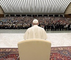El Papa recuerda la importancia de rezar por los vivos y por los muertos pues «estamos en comunión»