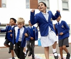 Unos niños británicos juegan en el recreo de su colegio