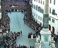 Una multitud de romanos quiso adherirse al homenaje del Papa y de toda la Iglesia a la Inmaculada Concepción.