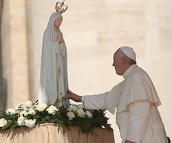 Francisco ya ha venerado en el Vaticano la imagen peregrina de Fátima.