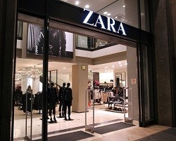 Zara recoge para Cáritas ropa a domicilio de sus clientes e instala puntos de entrega en tiendas