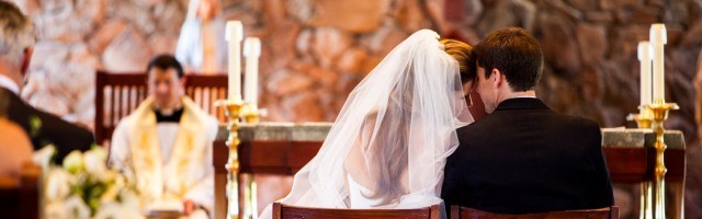 En España ya solo un 15 de bodas son por la Iglesia, pero muchos alejados aún vienen buscando el rito en la parroquia