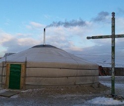 En esta yurta la pequeña comunidad católica tiene su casa