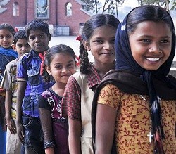 Estos son algunos de los niños que están la misión encomendada al padre Castiella en India