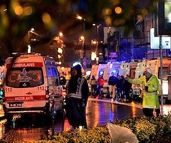 Decenas de ambulancias acudieron al lugar del atentado, donde buena parte de las víctimas son extranjeras.