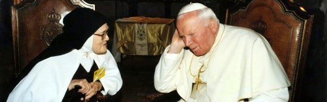 Sor Lucía, en uno de sus encuentros con San Juan Pablo II.