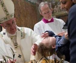 El Papa Francisco bautizando en la Capilla Sixtina