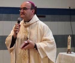 El obispo de San Sebastián entrega Evangelios a los internos de la prisión de Martutene