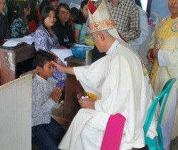 El obispo aprovechó la visita a esta zona remota para administrar los sacramentos