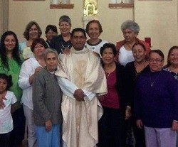 El sacerdote que ha sido asesinado Joaquín Hernández Sifuentes, junto a un grupo de fieles