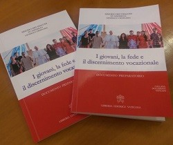 El Vaticano presenta el documento preparatorio del Sínodo de los jóvenes que se celebrará en 2018
