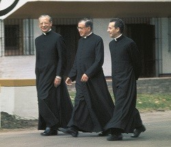 Imagen de 1974 en la que se ve de izquierda a derecha al beato Álvaro del Portillo, san Josemaría y Javier Echevarría