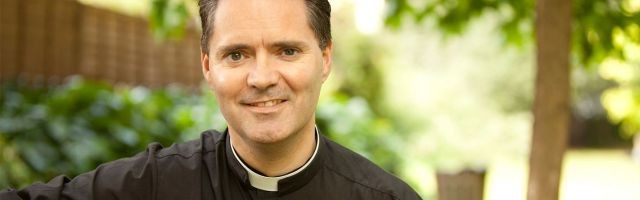 James Mallon, párroco de Saint Benedict en Halifax, cuenta como renovar las parroquias en Una Renovación Divina