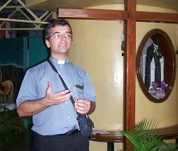 El misionero Carlos Ruiz ejerce como párroco en Venezuela