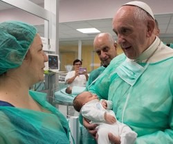 El Papa Francisco, de visita a una maternidad
