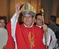 El obispo Cruz fue trasladado al hospital para ser atendido