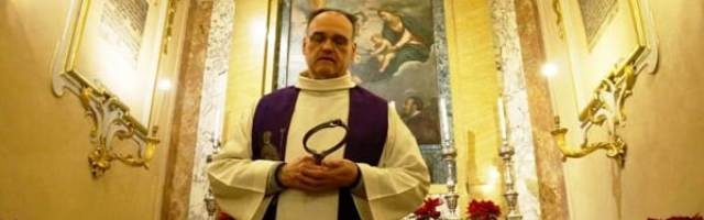Fiorenzo Castorre, el exorcista de la basílica de San Vicinio, con la cadena del santo, su detector de demonios, dice