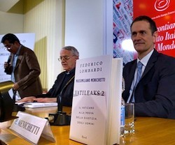 El padre Federico Lombardi y Massimiliano Menichetti, durante la presentación del libro este jueves.