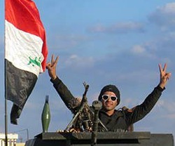 Un soldado celebra la entrada del ejército Iraquí en Mosul