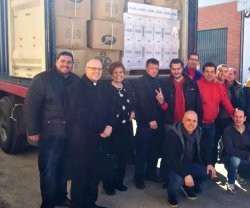 El equipo de Cáritas Toledo con el camión de ayuda que distribuirá la Hermana Agnes