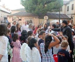 Niños y familias de Alcalá en Holywins, una de las actividades callejeras del obispado