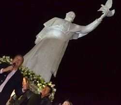La estatua del Papa mide más de 4 metros y pesa más de 1.000 kilos