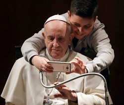 ¿Eres misericordioso con el que te hace mal?, pregunta el Papa durante una visita a una parroquia