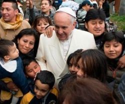 El Papa Francisco con emigrantes hispanos en una parroquia de Roma