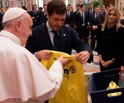 El Villarreal entregó al Papa Francisco una camiseta amarilla y un submarino amarillo de cerámica