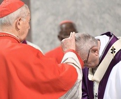 El Papa Francisco recibió la ceniza en la basílica de Santa Sabina