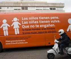Un juez inmoviliza el autobús naranja y censura el mensaje; habrá otro lema para mantener la campaña