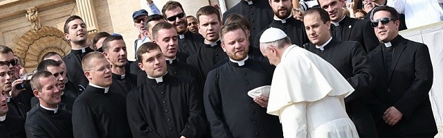 El Papa afirma que el «celibato opcional no es solución» y valora la opción de los «viri probati»