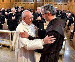 Francisco abrazó al padre Michelini con unas efusivas palabras sobre su dirección espiritual de los ejercicios.