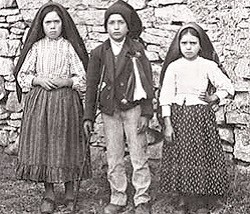 De izquierda a derecha, Lucía, Francisco y Jacinta