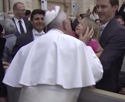 Una niña de tres años y de manos rápidas logra quitar el solideo al Papa y Francisco sólo puede reír