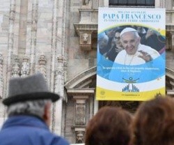 Un cártel anunciando la visita del Papa Francisco a Milán (Italia)
