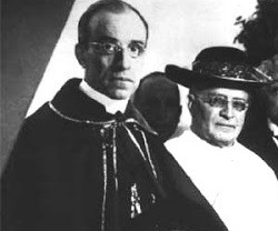 De blanco, el Papa Pío XI, y con él, el cardenal Pacelli, que sería Pío XII