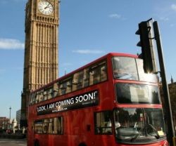 Autobús londinense con una promesa de Jesús: Mirad, Vengo Pronto...